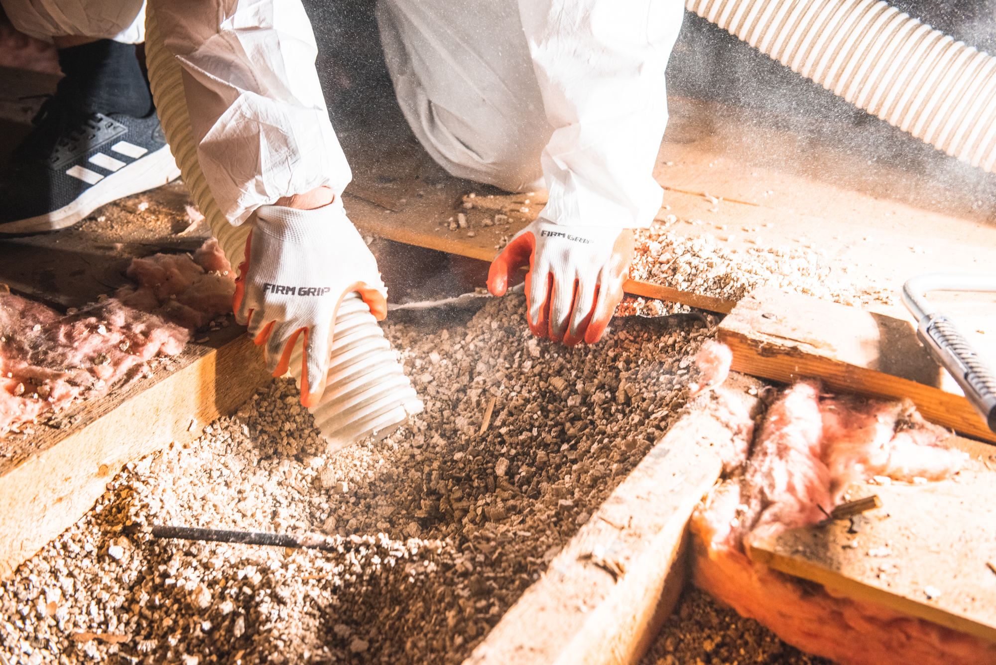 Retrait de vermiculite par un technicien certifié